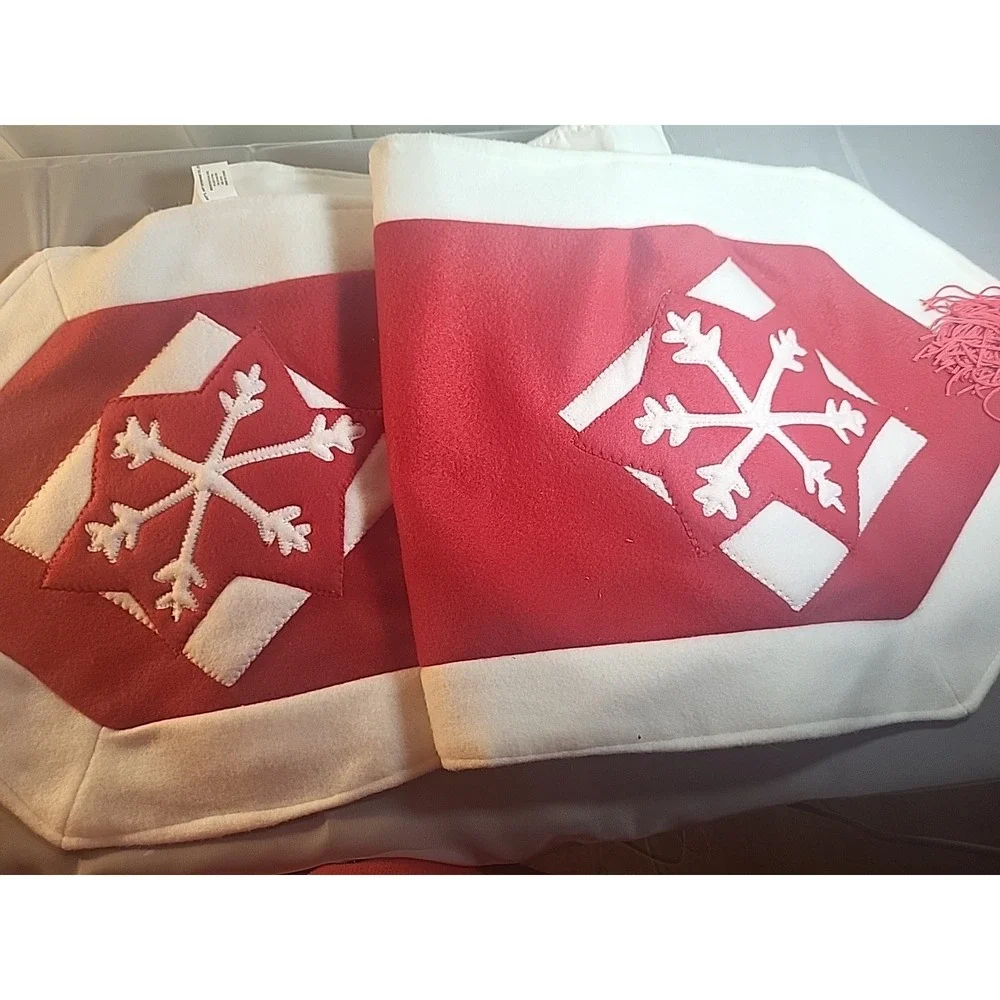 Vintage Handmade Christmas Table Runner with Felt Appliqué.‎